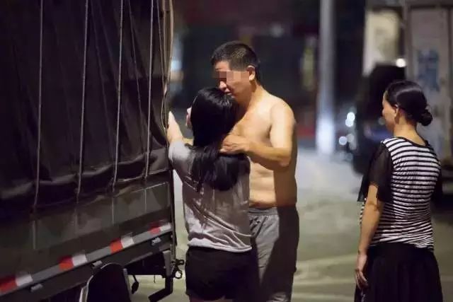 16岁女孩被父亲当街毒打，原因居然是拒绝和爸爸睡！