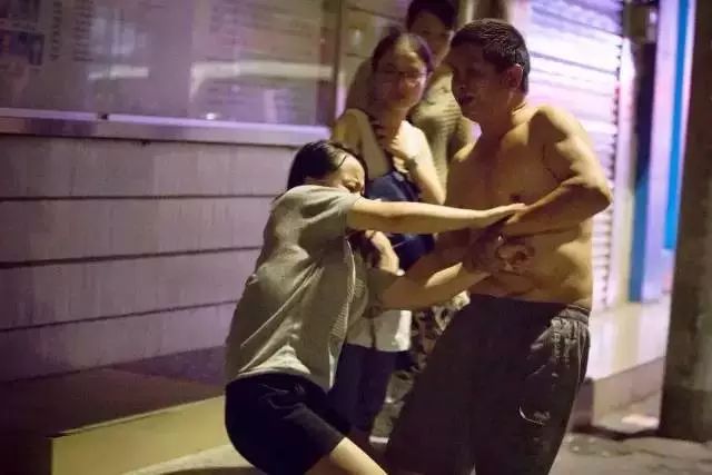 16岁女孩被父亲当街毒打，原因居然是拒绝和爸爸睡！