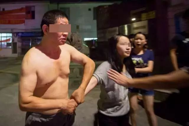 16岁女孩被父亲当街毒打，原因居然是拒绝和爸爸睡！