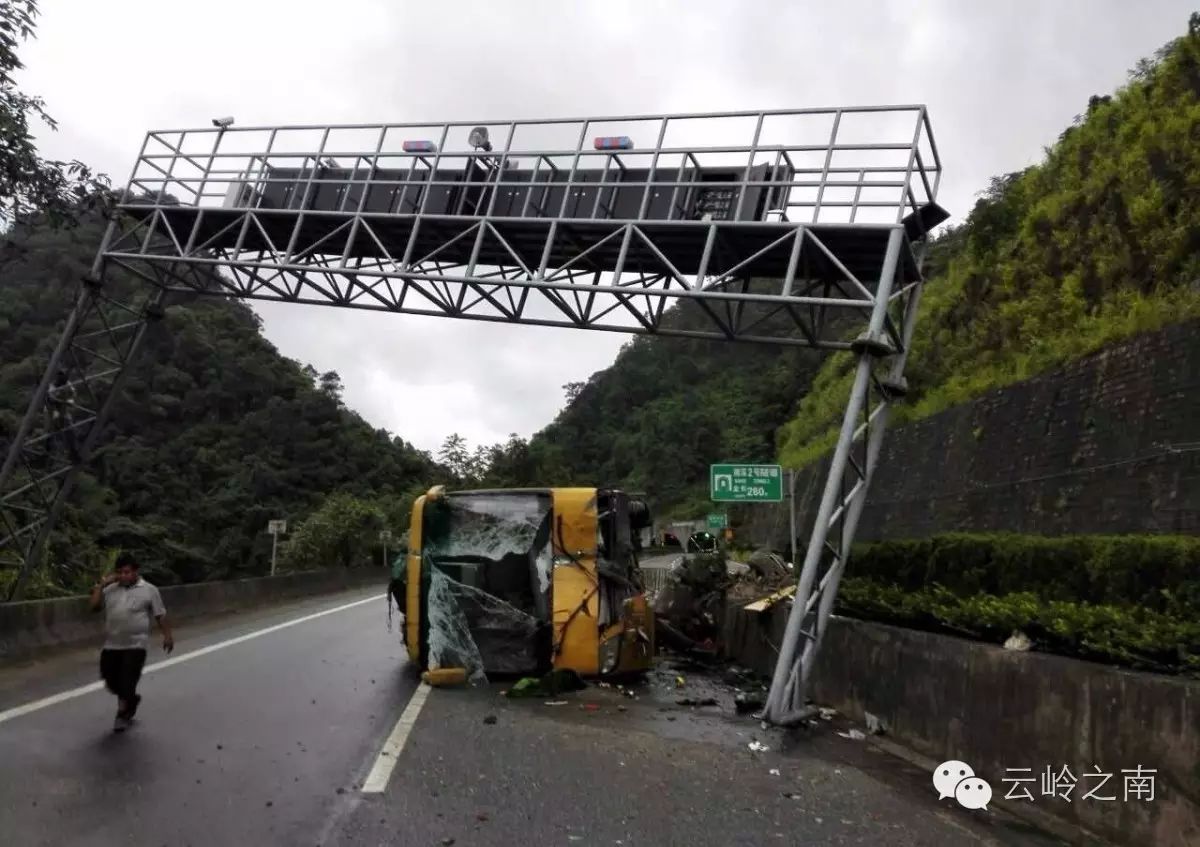 今天昆磨高速公路玉溪路段连发三起交通事故太恐怖了