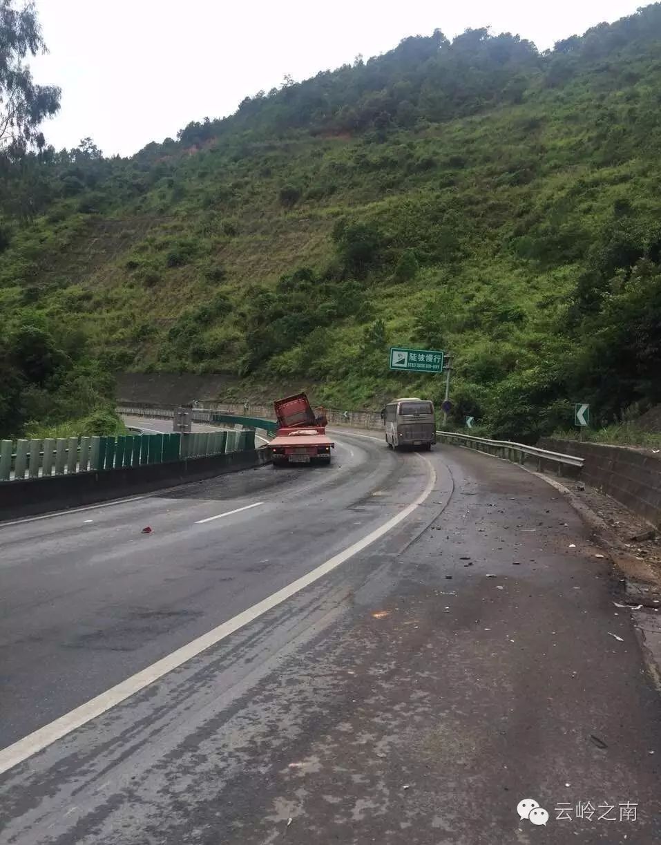 今天昆磨高速公路玉溪路段连发三起交通事故太恐怖了