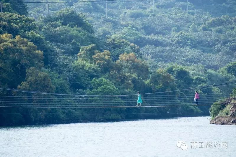 木吊桥横跨崇福水库,行人走过,远远望去,也是一道美丽的景致.