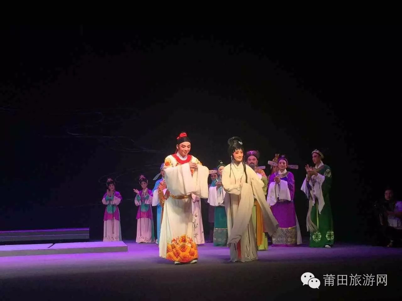 演出在北京长安大剧院里举行.莆仙戏特有的悠扬乐