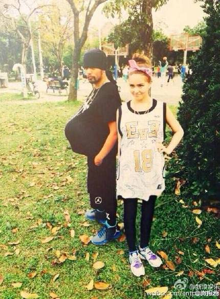 姚晨怀孕挺大肚深蹲举哑铃!你!敢!吗?!-怀孕期