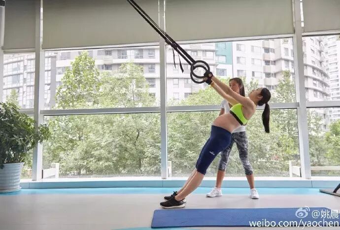 姚晨怀孕挺大肚深蹲举哑铃!你!敢!吗?!-怀孕期
