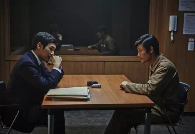 李秉宪曹承佑《局内人》新曝剧照
