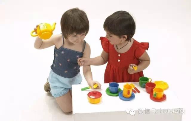 摘自北国网、辽沈晚报讯 日前,微博、微信圈不断有网友爆料:注意!现在市面上大多数电动玩具发出的噪音都超过70分贝,会对孩子的听力造成严重影响。很多家长对此焦虑万分。 在北一路服装城三楼的玩具市场,许多家长带孩子选购玩具,这里的玩具多以电动玩具为主。 记者发现,许多家长在为孩子选购玩具时并未在意玩具发出的声音是否过高,只要孩子喜欢、价钱合适就会购买。 刘女士的孩子刚满6个月,她说,我从来没考虑过玩具的音量,反而觉得音量大点孩子能听清。 就在记者采访时,一名3岁小朋友打开一款小熊玩具,玩具发出哇哇的