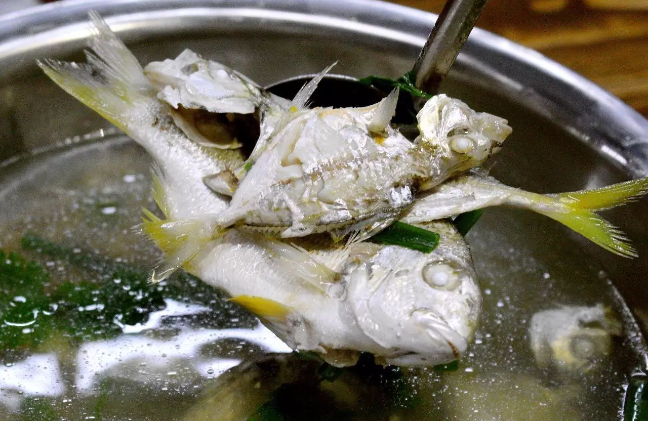 各种鲜鱼处理干净后一锅熟,别说,这是独属于湛江的特色风味 那种鲜甜
