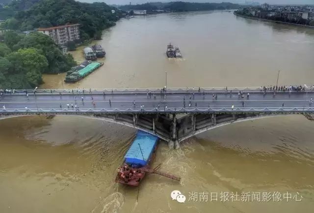 7月5日,长张高速益阳资江二桥旁的三台塔,底层淹没在洪水之中.