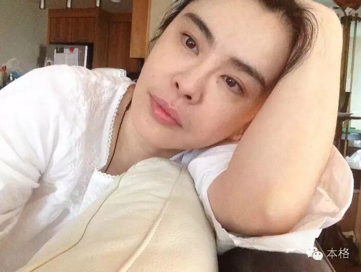 49岁王祖贤日本游玩 神情似少女