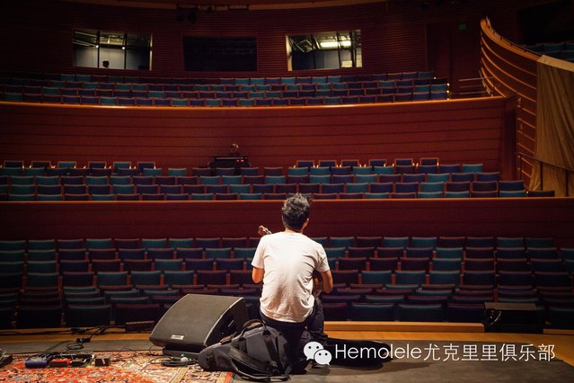 ...Jake Shimabukuro少有的弹唱伴奏,与Bette Midler共同合...