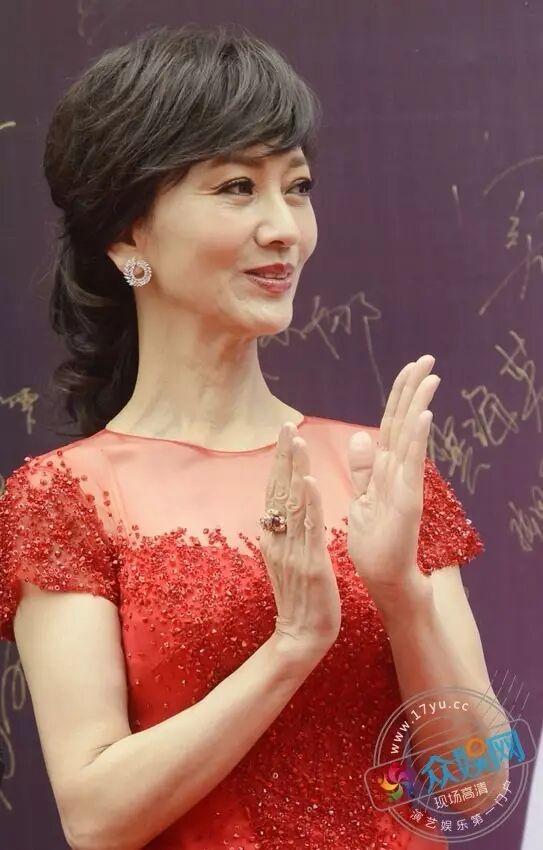 [明星现场]61岁赵雅芝现身山西太原薄纱红裙美艳迷人气质依旧