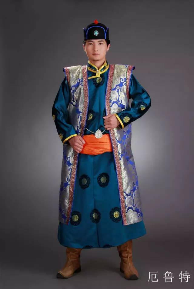 《内蒙古蒙古族传统服饰典型样式》一书以蒙古族部落为划分,图文并茂