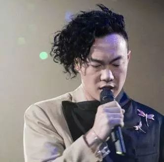 陈奕迅现场版《夜空中最亮的星》已哭晕