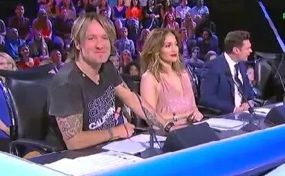 Kelly Clarkson重返《美国偶像》,深情演唱《Piece by Piece》!泪奔