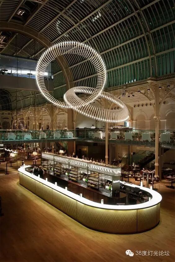 如诗一般存在，这些挑高空间的灯具别错过