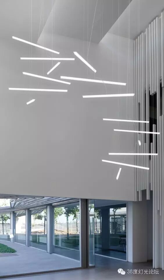 如诗一般存在，这些挑高空间的灯具别错过