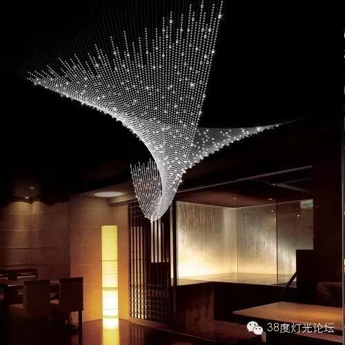 如诗一般存在，这些挑高空间的灯具别错过