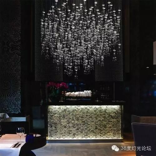 如诗一般存在，这些挑高空间的灯具别错过