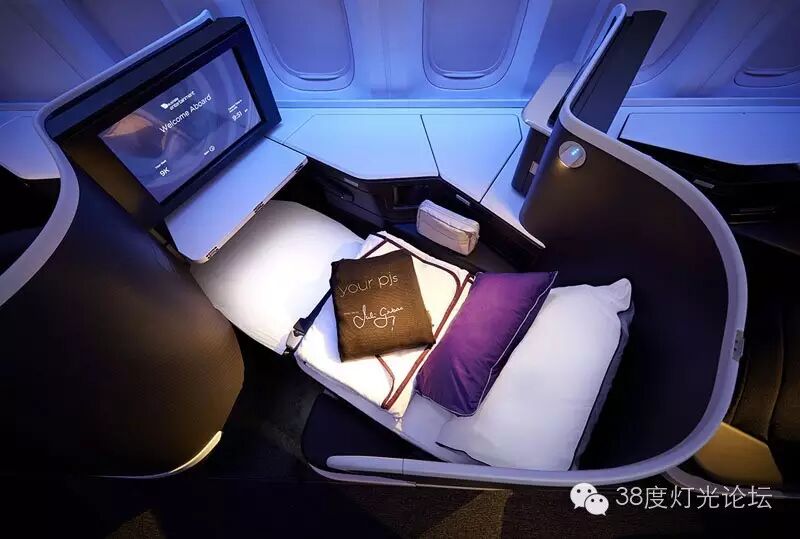 飞机商务舱的奢华内饰及灯光，在太平洋上空尊享梦幻旅程