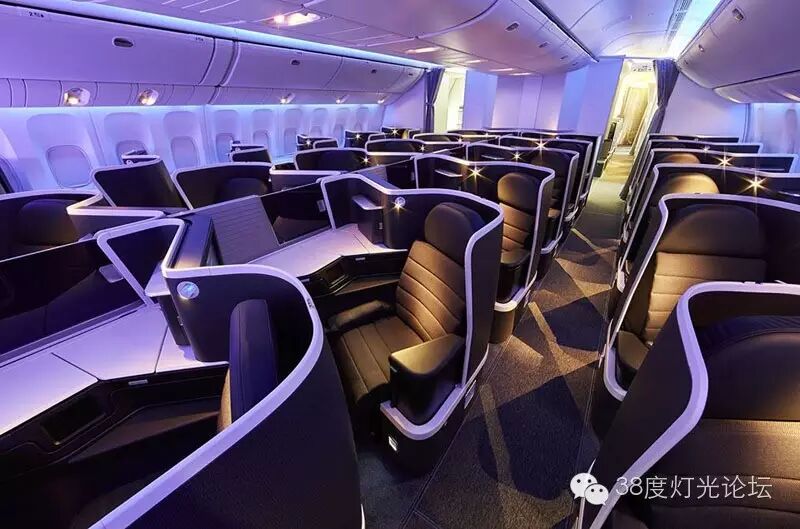 飞机商务舱的奢华内饰及灯光，在太平洋上空尊享梦幻旅程