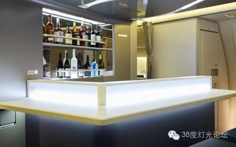 飞机商务舱的奢华内饰及灯光，在太平洋上空尊享梦幻旅程