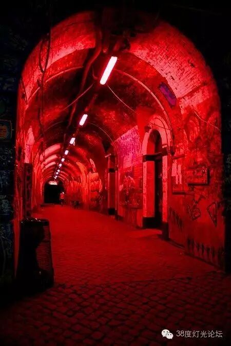 光，色 五部曲之红