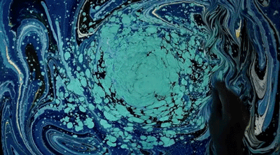 一下子就温馨的像个家; 于是,那旋转弯曲的星云, 有着细长尖顶的白色