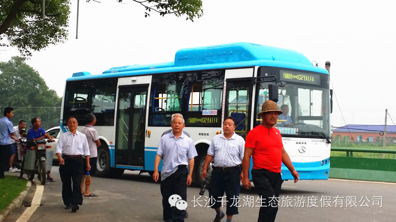 千龙湖w102公交车正式通车