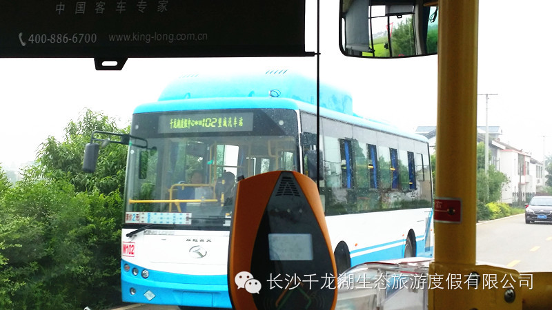 迎面驶来同路线千龙湖公交车