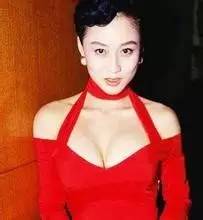 李连杰太太利智现身香港中环,54岁依旧天使面孔和魔鬼身材混合体