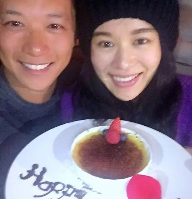 胡杏儿新婚满月晒夫妻合照 男方:我真幸福