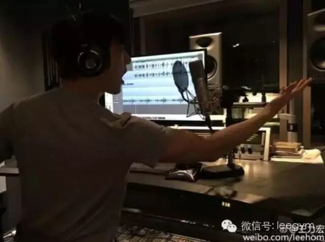 王力宏配唱新曲,穿短袖姿势搞怪肌肉抢镜