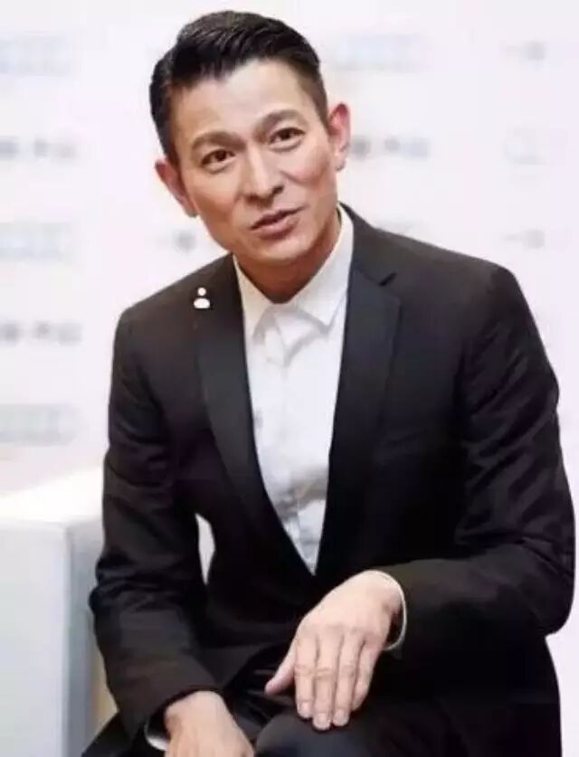 陈小春儿时家里太穷弟弟被卖,开扒娱乐圈里的贫民富翁实情