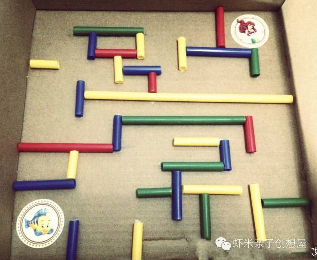 虾米妈说 市面上很多漂亮的迷宫书,可画一次基本就不能玩第二次了,为啥不试试自己动手做呢。迷宫自己设计,还可以加入主题。过年回家的路上,不能出去耍,怎么打发时间?几根吸管,一个盒子,自己做个迷宫盒子玩一玩吧。 简单易操作,一起动手做做吧。