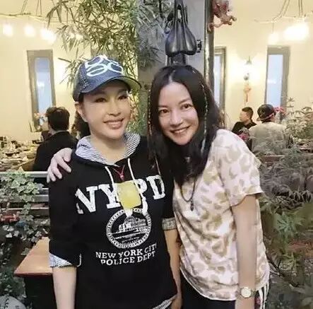 62岁的刘晓庆和40岁的赵薇同框,满屏尽是尴尬和年轻!