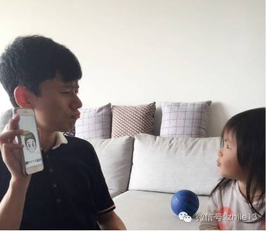 张杰超级喜欢女儿,变身孩子王,与阿雅女儿玩的不亦乐乎.
