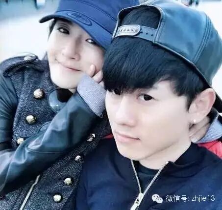 外公去世谢娜发文悼念 张杰安慰妻子...