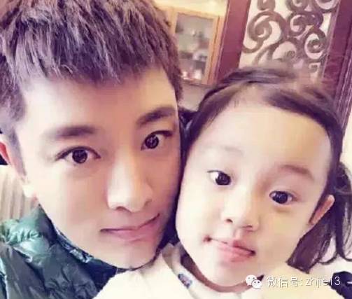 贾乃亮晒甜馨萌照 夸女儿有孝心 网友:美颜到眉毛都快没...