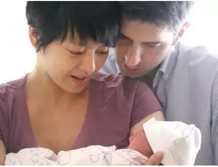 梁咏琪产后全家福首次曝光,曾因婚后老公将保险受益人指...