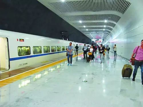 此外,从贵阳北站到龙洞堡高铁站之间乘坐高铁只需要8.