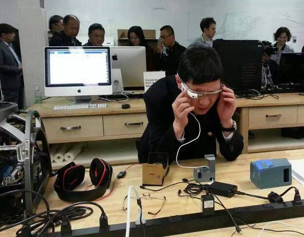 中国在“互联网夹” 美国已进入“新硬件时代”