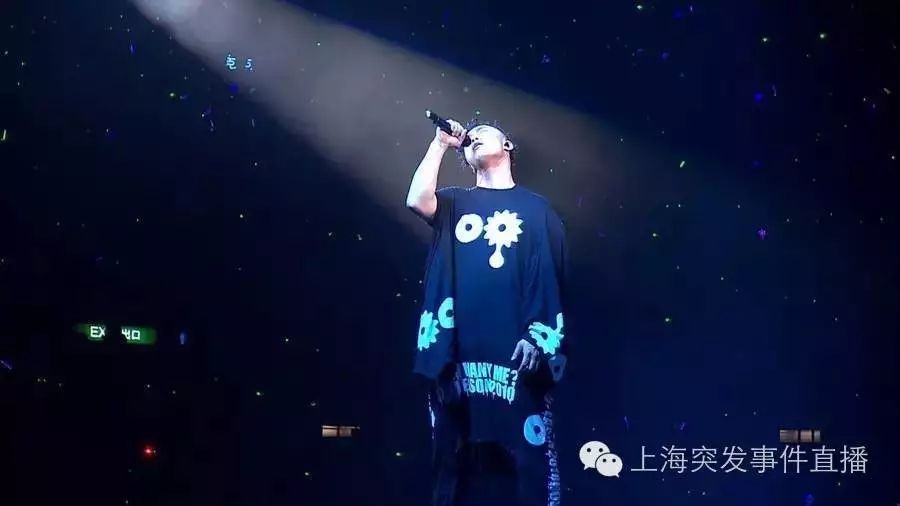 笑死!上海三逗比空降陈奕迅演唱会献花,遭遇主办方镭射...