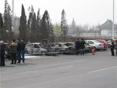 殡仪馆门前“火烧连营” 11辆汽车受损