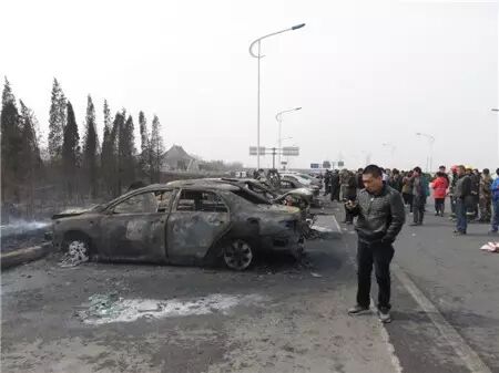 殡仪馆门前“火烧连营” 11辆汽车受损