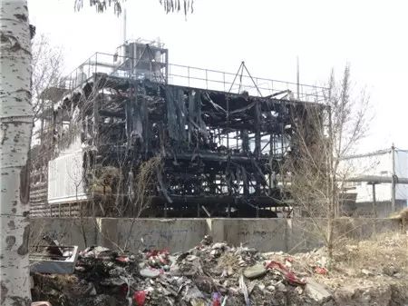 殡仪馆门前“火烧连营” 11辆汽车受损