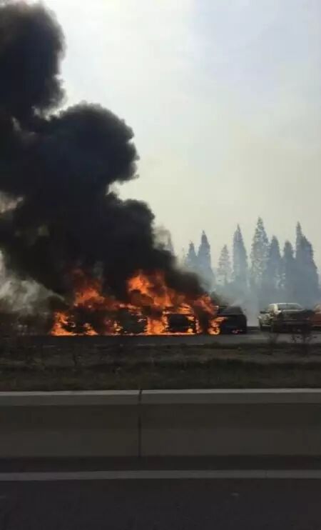 殡仪馆门前“火烧连营” 11辆汽车受损