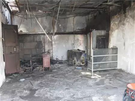 殡仪馆门前“火烧连营” 11辆汽车受损