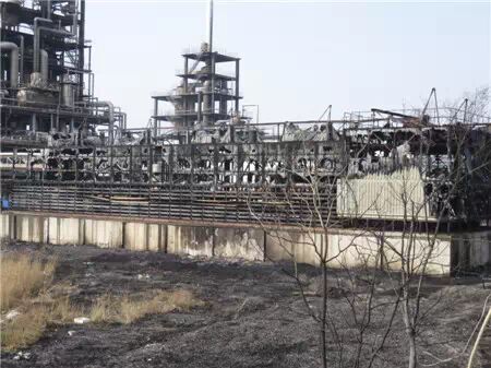 殡仪馆门前“火烧连营” 11辆汽车受损