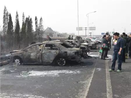 殡仪馆门前“火烧连营” 11辆汽车受损